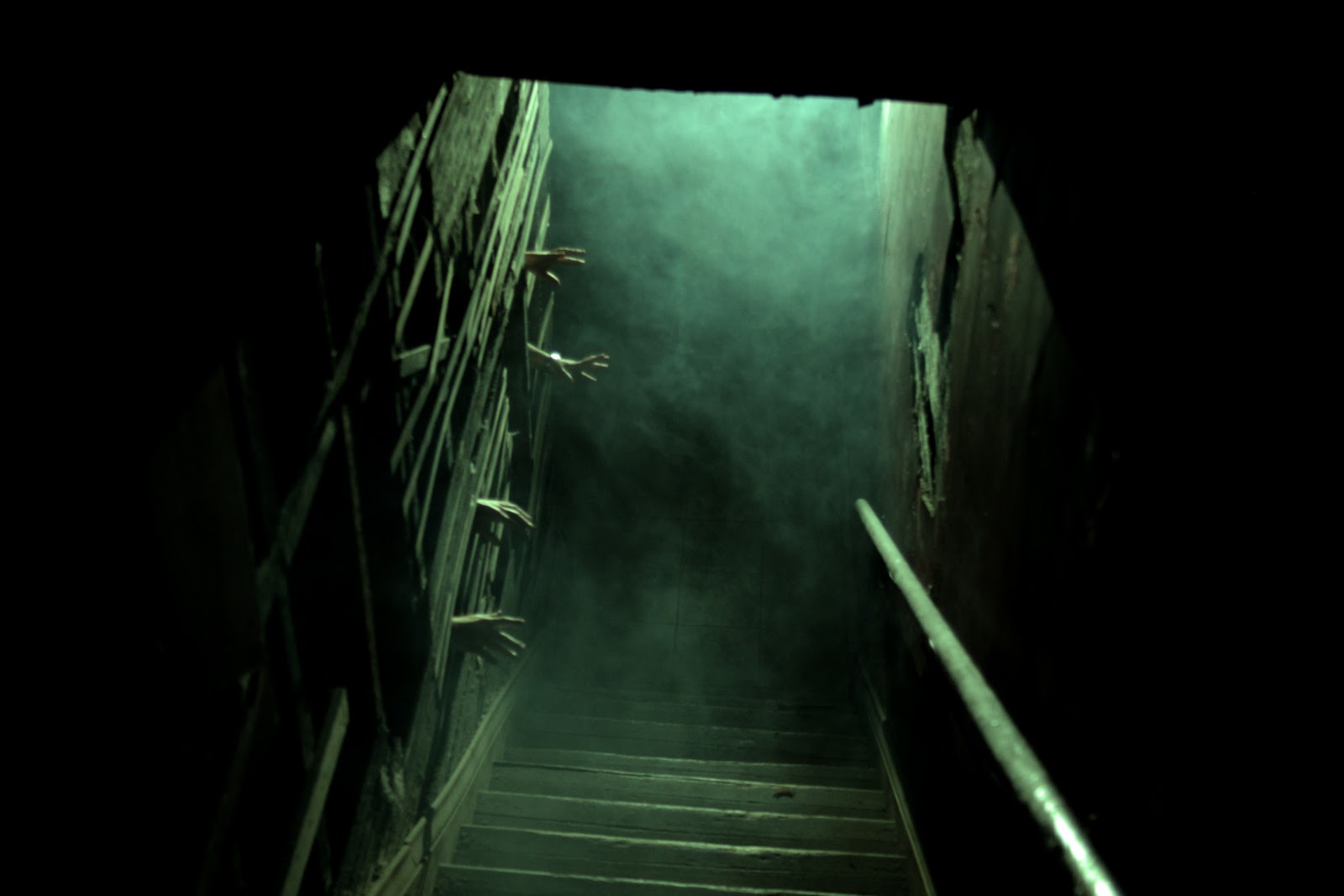 Загадочные уровни. Страшная лестница. Лестница в темный подвал. Страшный погреб.